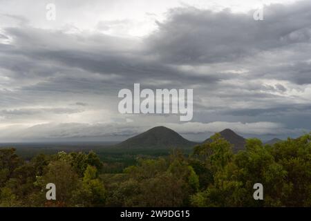 Tempête passant au-dessus des montagnes Glass House, Queensland, Australie Banque D'Images