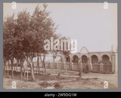 Paysage et bâtiment [mosquée?], 'la route de Rescht', Iran, c. 1885 - c. 1910 photographie Paysage et bâtiment [mosquée?], 'la route de Rescht', Iran. Iran papier albumen print Iran Banque D'Images