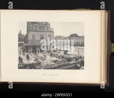 Vue du marché aux fromages et du Waag à Alkmaar, Anonyme, en ou après 1908 impression photomécanique cette page fait partie d'un album. marché des collotypes de papier. fromage. Maison de pesée Amersfoort Banque D'Images