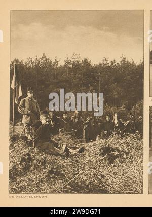 Général utilise un téléphone de terrain pendant un exercice militaire, anonyme, en 1915 ou avant impression photomécanique cette impression fait partie d'un album. Netherlandsleen papier formation militaire. commandant en chef, général, maréchal. Téléphone portable pays-Bas Banque D'Images