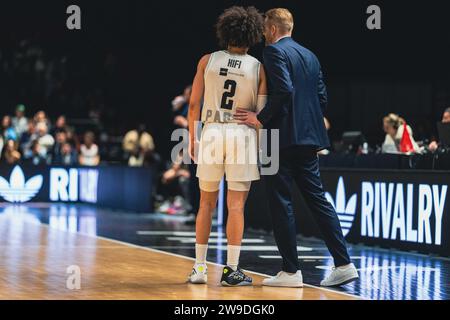 Paris, France. 26 décembre 2023. Nadir HIFI (Paris) et l'entraîneur Tuomas Lisalo (Paris) lors du match de basket-ball BKT Eurocup entre Paris Basketball et les Lions de Londres le 26 décembre 2023 à la Halle Georges Carpentier à Paris, France - photo Alexandre Martins/DPPI crédit : DPPI Media/Alamy Live News Banque D'Images