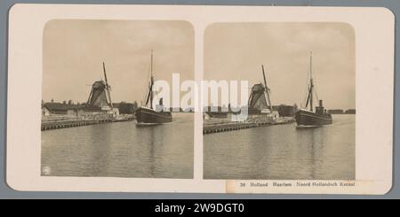 Vue du Noordhollandsch Kanaal, Neue Photographic Gesellschaft, c. 1900 - c. 1910 Stereography North Holland Cardboard. support photographique pour impression à base de gélatine et d'argent. moulin à vent dans le paysage. Navires (en général) Noordhollandsch Kanaal Banque D'Images