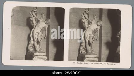 Sculpture de François Coudray au musée du Louvre à Paris, représentant la mort par torture de Saint Sebastiaan, Neue Photographic Gesellschaft, 1904 stéréographie Musée du Louvre carton. Support photographique gélatine argentique St. Sébastien, attaché à un arbre ou à un pilier, est percé de flèches. exposition permanente, musée. sculpture Banque D'Images