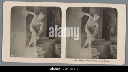 Statue du lanceur de disques dans la Cité du Vatican, Neue Photographic Gesellschaft, c. 1900 - c. 1910 stéréographie du carton de LA CITÉ du Vatican. sculpture photographique imprimée à base de gélatine argentique. lancer des disques Banque D'Images