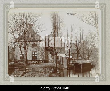 Maisons sur l'eau à Oosterend, Folkert Idzes de Jong, c. 1905 - c. 1907 photographie partie de l'album topographique des villages et villes hollandais 1905. Pays-Bas support photographique petit canal, fossé. logement rural, par exemple maison de campagne, villa, chalet. prairie, pâturage (+ paysage avec figures, personnel). Boat-House, hangar pays-Bas. Oosterend Banque D'Images