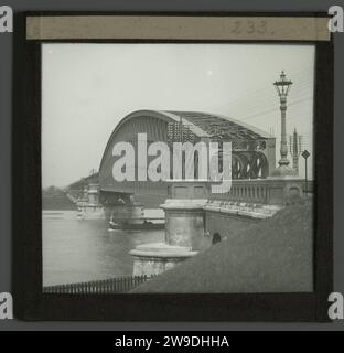 Pont sur le Lek à Culemborg, Anonyme, v. 1890 - v. 1905 photographie. Lanterne toboggan Culemborg pont en verre. Chemin de fer, tramway ; chemin de fer à crémaillère Culemborg. Fuite. Kuilenburgse Spoorbrug Banque D'Images