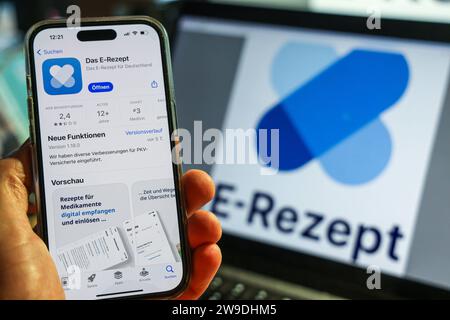 DAS E-Rezept, App auf dem iPhone. DAS E-Rezept für Deutschland. Rezepte für Medikamente digital empfangen und einlösen. 27.12.2023 *** l'application e-prescription sur l'iPhone l'e-prescription pour l'Allemagne reçoit et échange des ordonnances pour des médicaments numériquement 27 12 2023 Banque D'Images