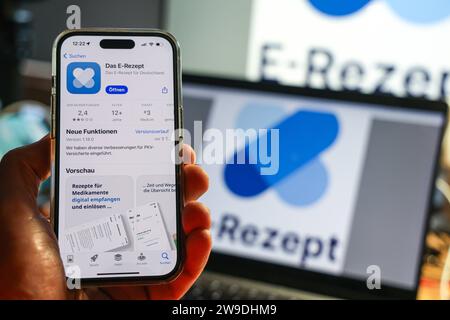 DAS E-Rezept, App auf dem iPhone. DAS E-Rezept für Deutschland. Rezepte für Medikamente digital empfangen und einlösen. 27.12.2023 *** l'application e-prescription sur l'iPhone l'e-prescription pour l'Allemagne reçoit et échange des ordonnances pour des médicaments numériquement 27 12 2023 Banque D'Images