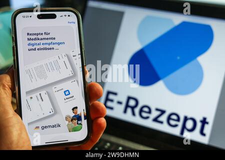 DAS E-Rezept, App auf dem iPhone. DAS E-Rezept für Deutschland. Rezepte für Medikamente digital empfangen und einlösen. 27.12.2023 *** l'application e-prescription sur l'iPhone l'e-prescription pour l'Allemagne reçoit et échange des ordonnances pour des médicaments numériquement 27 12 2023 Banque D'Images