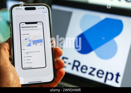 DAS E-Rezept, App auf dem iPhone. DAS E-Rezept für Deutschland. Rezepte für Medikamente digital empfangen und einlösen. 27.12.2023 *** l'application e-prescription sur l'iPhone l'e-prescription pour l'Allemagne reçoit et échange des ordonnances pour des médicaments numériquement 27 12 2023 Banque D'Images