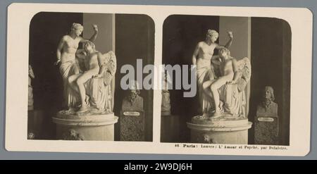 Sculpture de François-Nicolas Delaistre au musée du Louvre à Paris, représentant Amor et psyché, Neue Photographic Gesellschaft, en ou après 1894 - c. 1910 stéréographie Musée du Louvre carton. Support photographique gélatine argentique psyché, tenant une lampe, regarde le Cupidon endormi, qui se réveille quand une goutte d'huile chaude tombe sur lui. sculpture Banque D'Images