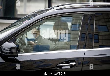 AMSTERDAM - Danny Blind quitte la Johan Cruijff Arena après une réunion extraordinaire des actionnaires au cours de laquelle il a été nommé technicien au conseil de surveillance. Blind a déjà dit au revoir au conseil de surveillance de l'Ajax lorsqu'il a été en mesure d'aider l'entraîneur national Louis van Gaal avec l'équipe nationale néerlandaise. Il a décidé de ne pas revenir après la coupe du monde au Qatar. ANP ROBIN UTRECHT Banque D'Images