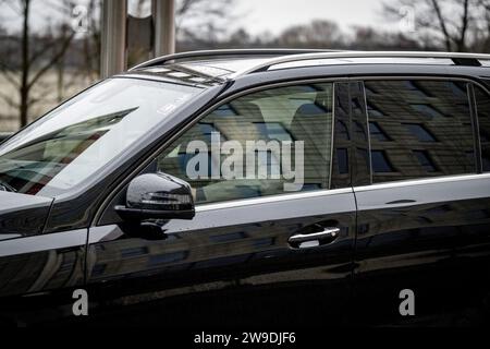 AMSTERDAM - Danny Blind quitte la Johan Cruijff Arena après une réunion extraordinaire des actionnaires au cours de laquelle il a été nommé technicien au conseil de surveillance. Blind a déjà dit au revoir au conseil de surveillance de l'Ajax lorsqu'il a été en mesure d'aider l'entraîneur national Louis van Gaal avec l'équipe nationale néerlandaise. Il a décidé de ne pas revenir après la coupe du monde au Qatar. ANP ROBIN UTRECHT Banque D'Images