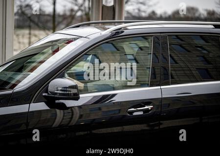 AMSTERDAM - Danny Blind quitte la Johan Cruijff Arena après une réunion extraordinaire des actionnaires au cours de laquelle il a été nommé technicien au conseil de surveillance. Blind a déjà dit au revoir au conseil de surveillance de l'Ajax lorsqu'il a été en mesure d'aider l'entraîneur national Louis van Gaal avec l'équipe nationale néerlandaise. Il a décidé de ne pas revenir après la coupe du monde au Qatar. ANP ROBIN UTRECHT Banque D'Images