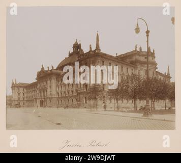 Palais de Justice, Munich, Allemagne, en ou après 1897 - c. 1915 photographie vue de diagonalement avant sur le Palais de Justice (construit entre 1890-1897) à Munich, un grand bâtiment néo-baroque avec dôme situé sur une grande place (officiellement appelé Karlplatz, mais appelé "Stachus"). support photographique. carton Banque D'Images