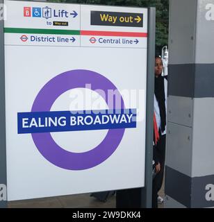 Une planche colorée sur la ligne Elizabeth Line à la station Ealing Broadway dans le métro londonien. De nombreuses informations utiles s'affichent. Banque D'Images