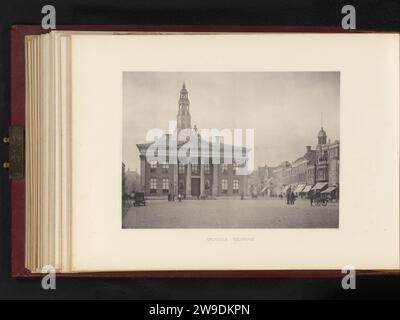 Vue des Korenbeurs sur le Vismarkt à Groningen, Anonyme, en ou après 1908 impression photomécanique cette page fait partie d'un album. personnages historiques collotypes de papier. place, place, cirque, etc Marché aux poissons Banque D'Images