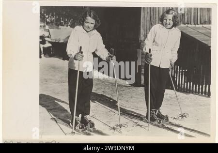 Portrait de Beatrix, Reine des pays-Bas, et Irène, Princesse des pays-Bas, 1949 photographie Portrait de Beatrix et Irène en vacances à Sankt Anton. Netherlandsprinter : Utrechtpublisher : Utrechtpublisher : Utrecht support photographique Autriche Banque D'Images