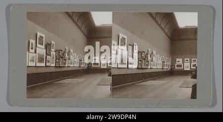 Visage dans une salle du Stedelijk Museum, Amsterdam, atelier Herz, 1902 - 1920 stéréographie lors d'une exposition du Vereeniging pour former une collection publique d'art contemporain (VVHK, également connu sous le nom de «Vereeniging au long nom»). Papier baryta d'Amsterdam. Collection de carton, exposition, exposition, musée urbain Banque D'Images