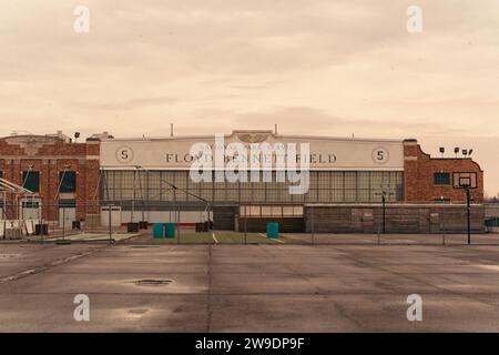 Brooklyn, États-Unis. 24 décembre 2023. Des migrants nouvellement arrivés du Venezuela sont vus à l’extérieur de leur hébergement à Floyd Bennett Field dans Marine Park, Brooklyn, NY, le dimanche 24 décembre, 2023.le Bureau de la gestion des situations d’urgence a érigé quatre tentes sur le terrain de Floyd Bennett afin de fournir un abri à 2 000 des plus de 150 000 migrants arrivés à New York depuis le printemps 2022. (Photo de Cristina Matuozzi/Sipa USA) crédit : SIPA USA/Alamy Live News Banque D'Images