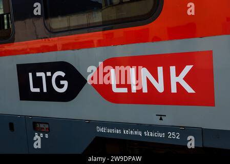 RIGA, Lettonie. 27 décembre 2023. La première ministre lituanienne Ingrida Simonyte arrive à Riga par la nouvelle ligne ferroviaire internationale Vilnius-Riga. Crédit : Gints Ivuskans/Alamy Live News Banque D'Images