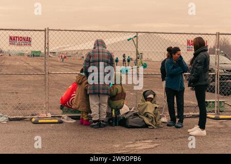 Brooklyn, États-Unis. 24 décembre 2023. Des migrants nouvellement arrivés du Venezuela sont vus à l’extérieur de leur hébergement à Floyd Bennett Field dans Marine Park, Brooklyn, NY, le dimanche 24 décembre, 2023.le Bureau de la gestion des situations d’urgence a érigé quatre tentes sur le terrain de Floyd Bennett afin de fournir un abri à 2 000 des plus de 150 000 migrants arrivés à New York depuis le printemps 2022. (Photo de Cristina Matuozzi/Sipa USA) crédit : SIPA USA/Alamy Live News Banque D'Images