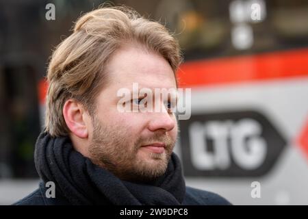 RIGA, Lettonie. 27 décembre 2023. La première ministre lituanienne Ingrida Simonyte arrive à Riga par la nouvelle ligne ferroviaire internationale Vilnius-Riga. Crédit : Gints Ivuskans/Alamy Live News Banque D'Images