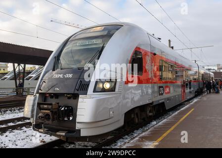 RIGA, Lettonie. 27 décembre 2023. La première ministre lituanienne Ingrida Simonyte arrive à Riga par la nouvelle ligne ferroviaire internationale Vilnius-Riga. Crédit : Gints Ivuskans/Alamy Live News Banque D'Images