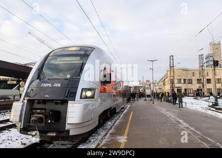 RIGA, Lettonie. 27 décembre 2023. La première ministre lituanienne Ingrida Simonyte arrive à Riga par la nouvelle ligne ferroviaire internationale Vilnius-Riga. Crédit : Gints Ivuskans/Alamy Live News Banque D'Images