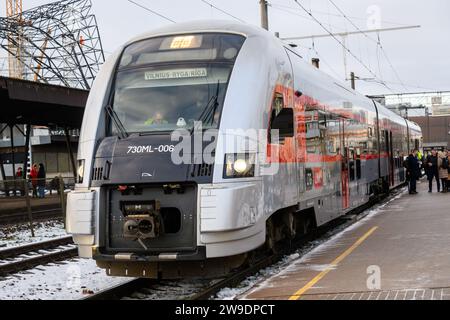 RIGA, Lettonie. 27 décembre 2023. La première ministre lituanienne Ingrida Simonyte arrive à Riga par la nouvelle ligne ferroviaire internationale Vilnius-Riga. Crédit : Gints Ivuskans/Alamy Live News Banque D'Images