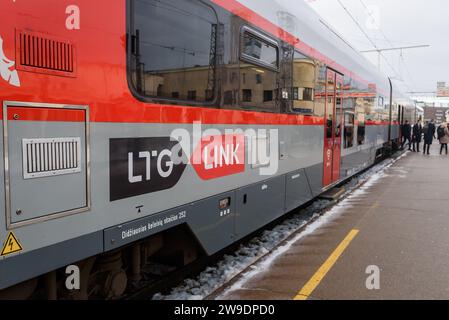 RIGA, Lettonie. 27 décembre 2023. La première ministre lituanienne Ingrida Simonyte arrive à Riga par la nouvelle ligne ferroviaire internationale Vilnius-Riga. Crédit : Gints Ivuskans/Alamy Live News Banque D'Images