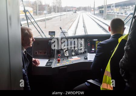 RIGA, Lettonie. 27 décembre 2023. La première ministre lituanienne Ingrida Simonyte arrive à Riga par la nouvelle ligne ferroviaire internationale Vilnius-Riga. Crédit : Gints Ivuskans/Alamy Live News Banque D'Images