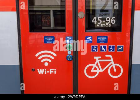 RIGA, Lettonie. 27 décembre 2023. La première ministre lituanienne Ingrida Simonyte arrive à Riga par la nouvelle ligne ferroviaire internationale Vilnius-Riga. Crédit : Gints Ivuskans/Alamy Live News Banque D'Images