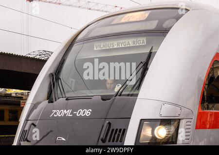 RIGA, Lettonie. 27 décembre 2023. La première ministre lituanienne Ingrida Simonyte arrive à Riga par la nouvelle ligne ferroviaire internationale Vilnius-Riga. Crédit : Gints Ivuskans/Alamy Live News Banque D'Images