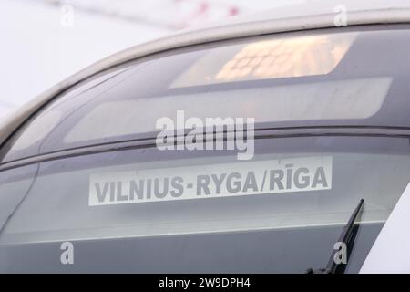 RIGA, Lettonie. 27 décembre 2023. La première ministre lituanienne Ingrida Simonyte arrive à Riga par la nouvelle ligne ferroviaire internationale Vilnius-Riga. Crédit : Gints Ivuskans/Alamy Live News Banque D'Images