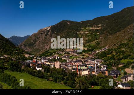 Le soleil d'été baigne Encamp, une station touristique en pleine expansion en Andorre, sur la côte sud des Pyrénées orientales. Banque D'Images