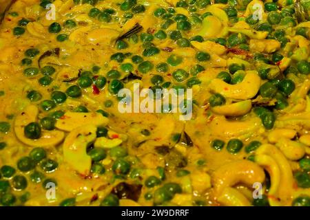 Veau, mijoté avec pommes de terre et pois verts au buffet de mariage Banque D'Images