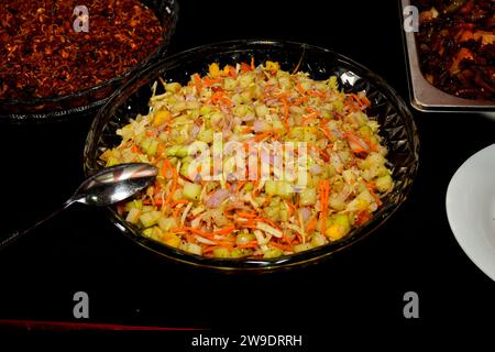 Salade avec radis, tomates et pomme sur une assiette en buffet. Banque D'Images