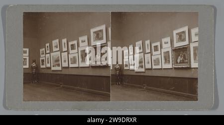 Visage dans une salle du Stedelijk Museum, Amsterdam, atelier Herz, 1902 - 1920 stéréographie lors d'une exposition du Vereeniging pour former une collection publique d'art contemporain (VVHK, également connu sous le nom de «Vereeniging au long nom»). Papier baryta d'Amsterdam. Collection de carton, exposition, exposition, musée urbain Banque D'Images