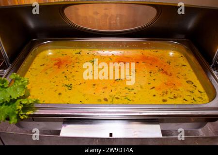 Veau, mijoté avec pommes de terre et pois verts au buffet de mariage Banque D'Images