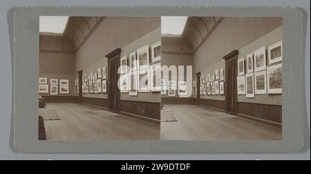 Visage dans une salle du Stedelijk Museum, Amsterdam, atelier Herz, 1902 - 1920 stéréographie lors d'une exposition du Vereeniging pour former une collection publique d'art contemporain (VVHK, également connu sous le nom de «Vereeniging au long nom»). Papier baryta d'Amsterdam. Collection de carton, exposition, exposition, musée urbain Banque D'Images