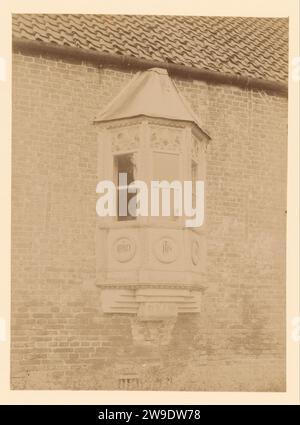 Originaire de la façade nord du monastère de Ter Apel, Anonyme (Monumentenzorg) (attribué à), 1893 photographie support photographique Apple. Baie-fenêtre en carton imprimé albumen, oriel Apple Banque D'Images