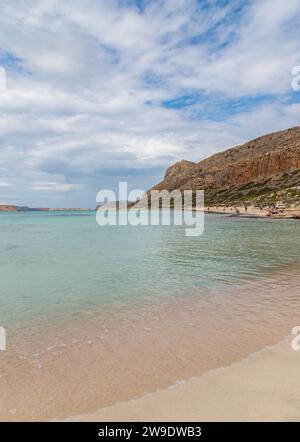 Une photo du célèbre sable rose sur la plage de Balos. Banque D'Images