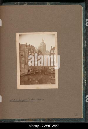 Maisons sur le Oudezijds Kolk à Amsterdam avec le Sint-Nicolaaskerk en arrière-plan, vu du Oudezijds Achterburgwal, 1912 photographie partie de l'album photo de l'excursion aux pays-Bas de l'association britannique de photographes amateurs P.C.U.K. Amsterdam support photographique gélatine argentique voyage ; tourisme. canal. la maison habituelle ou rangée de maisons. Accrocher le lavage pour sécher Amsterdam. Le Oudezijds Achterburgwal. Oudezijds Kolk. Basilique Saint-Nicolas Banque D'Images