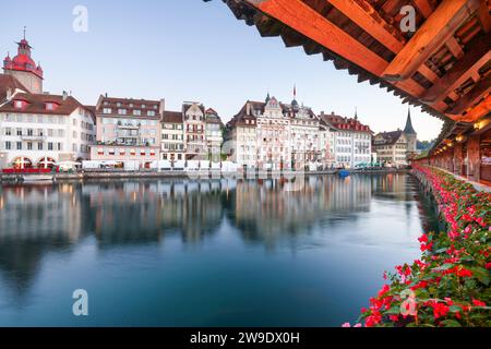 Lucerne, Suisse tôt le matin sur la rivière Ruess. Banque D'Images