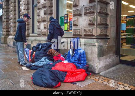 Rudes dormeurs à Preston, Lancashire. UK Météo. 27 décembre 2023. Magasins de vente de Noël, shopping sur une journée humide et en rafales dans le centre-ville. Crédit MediaWorldImages/AlamyLiveNews Banque D'Images
