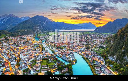 Interlaken, Suisse surplombant la rivière Aar au crépuscule. Banque D'Images