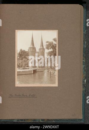 Oostpoort et Brug à Delft, 1912 photographie partie de l'album photo de l'excursion aux pays-Bas de l'association britannique de photographes amateurs P.C.U.K. Delft support photographique gélatine argentique voyage ; tourisme. city-gate. pont. Château d'eau Delft. Oostpoort Banque D'Images