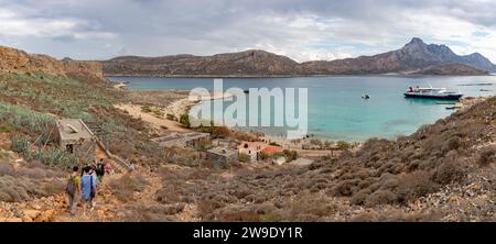 Une photo de l'île de Gramvousa surplombant la péninsule de Gramvousa, avec sa plage au centre et un ferry sur la droite. Banque D'Images