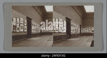 Visage dans une salle du Stedelijk Museum, Amsterdam, atelier Herz, 1902 - 1920 stéréographie lors d'une exposition du Vereeniging pour former une collection publique d'art contemporain (VVHK, également connu sous le nom de «Vereeniging au long nom»). Papier baryta d'Amsterdam. Collection de carton, exposition, exposition, musée urbain Banque D'Images